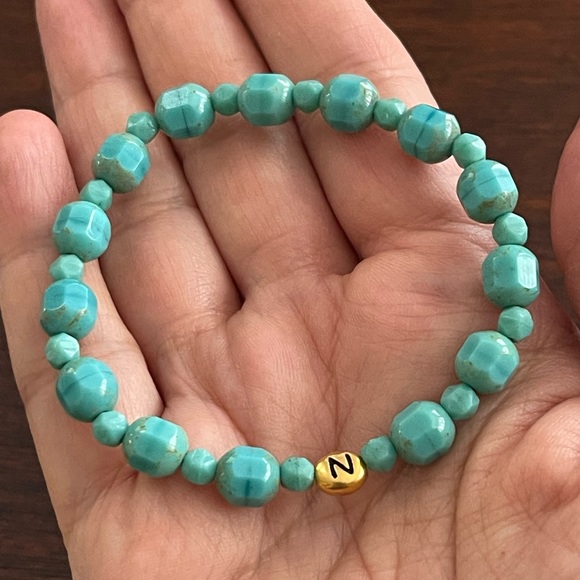 Initial N turquoise blue glass bead stretchy bangle bracelet - Picture 5 of 5